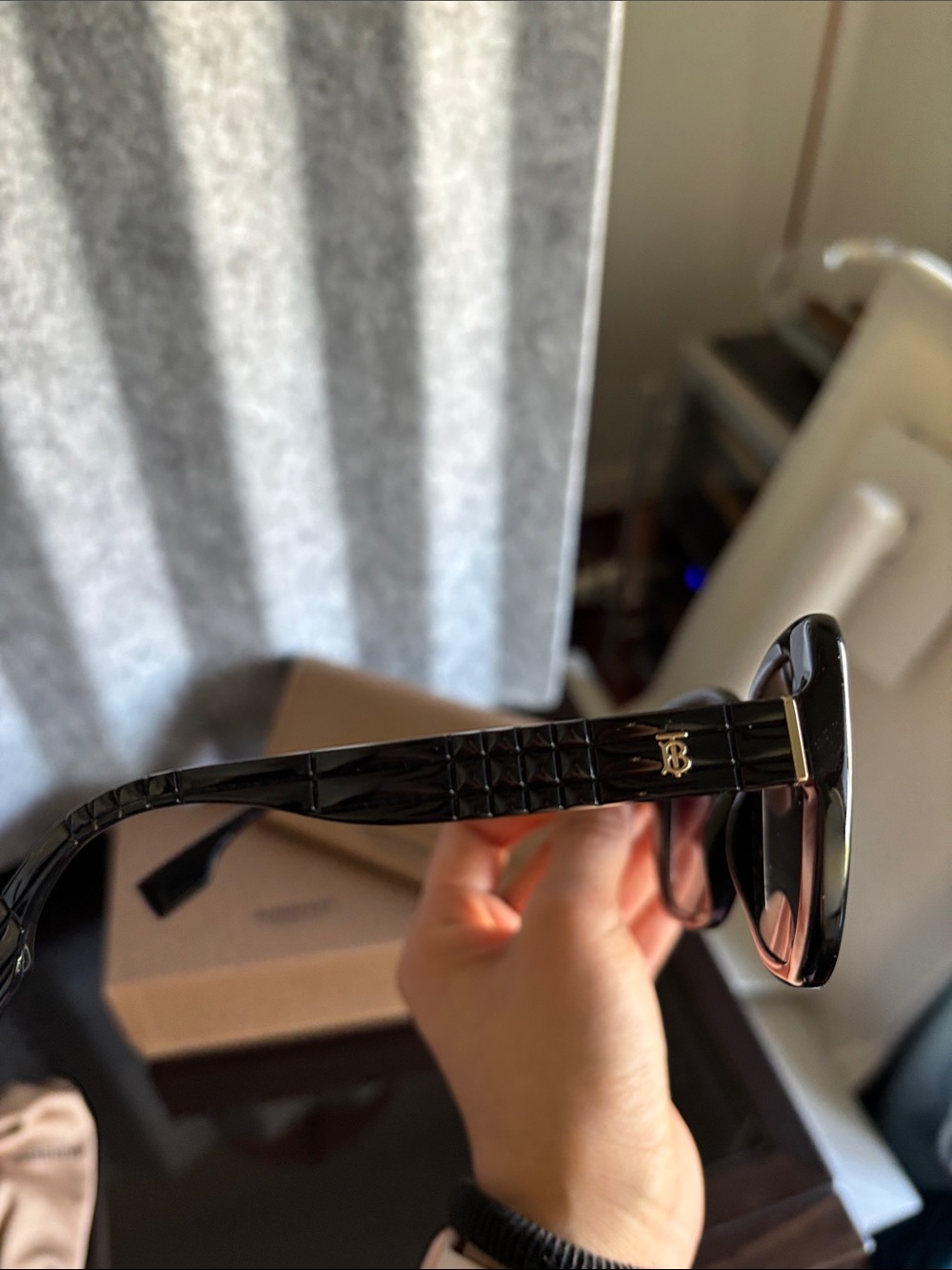 Black Oversized Women's Sunglasses - Picture 2 of 7